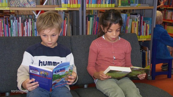 Kinder mit Büchern in der Hand. © Screenshot 