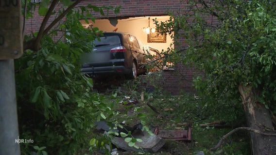 Ein Auto hat die Wand eines Wohnhauses durchbrochen. © Screenshot 
