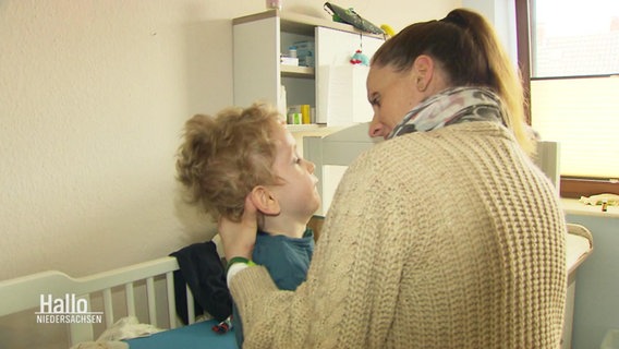 Jasmin Wilker mit ihrem Sohn Matteo. © Screenshot 