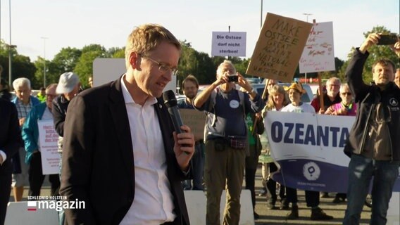 Daniel Günther spricht vor Protestierenden. © Screenshot 