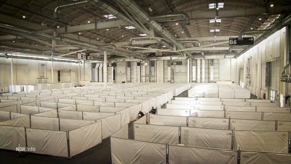 In den Messehallen in Hamburg sind Schlafplätze für Geflüchtete eingerichtet. © Screenshot 