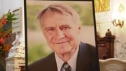 Ein geramtes Bild des früheren Bürgermeisters Hamburgs, Hans-Ulrich Klose. © Screenshot 