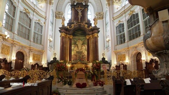Ein Trauergottesdienst in der Hauptkirche St. Michaelis. © Screenshot 