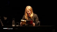 Inga Humpe bei einer Lesung am Deutschen Schauspielhaus. © Screenshot 