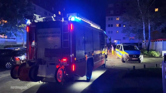 Ein Rettungswagen und ein Polizeifahrzeug stehen am Tatort. © Screenshot 