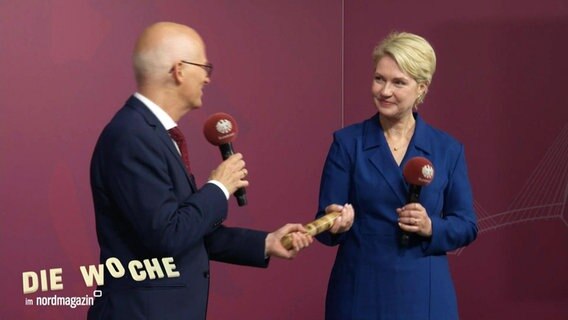 Peter Tschentscher übergibt Manuela Schwesig einen Staffelstab. © Screenshot 