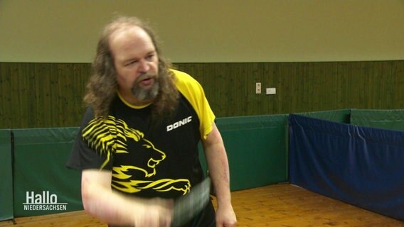 Norbert Hase spielt Tischtennis. © Screenshot 