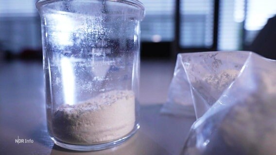 Weißes Pulver in einem Glas und in einer Plastiktüte. © Screenshot 