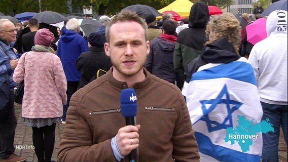 Tullio Puoti vor einer Demonstration mit Israelfahne. © Screenshot 