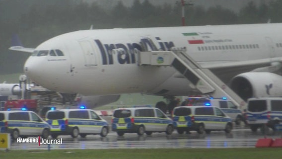 Ein Flugzeug der Iran Air, neben dem viele Fahrzeuge der Polizei stehen. © Screenshot 