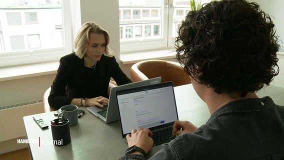 Ein Mann und eine Frau sitzen an ihren Computern. © Screenshot 