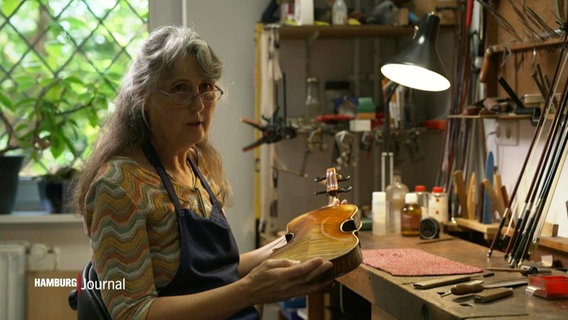 Birgit Wyrowski in ihrer Geigenwerkstatt. © Screenshot 