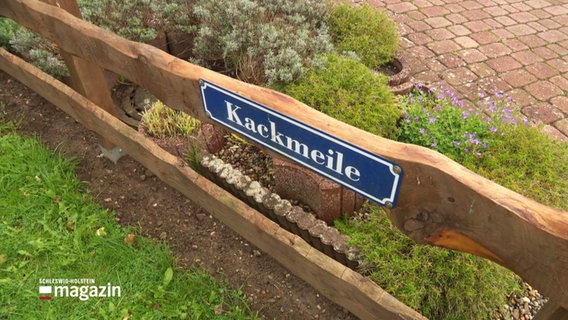 Ein Straßenschild mit der Aufschrift "Kackmeile". © Screenshot 