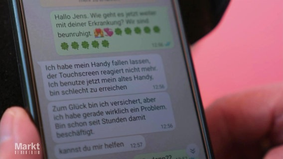 Eine Betrugs-WhatsApp auf einem Smartphone. © Screenshot 