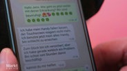 Eine Betrugs-WhatsApp auf einem Smartphone. © Screenshot 