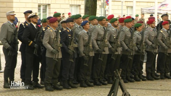 Ein Regiment der Bundeswehr steht aufgestellt auf einem Hof bei einer Zeremonie. © Screenshot 
