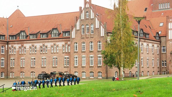 Kadetten marschieren vor der Marineschule Mürwik. © Screenshot 