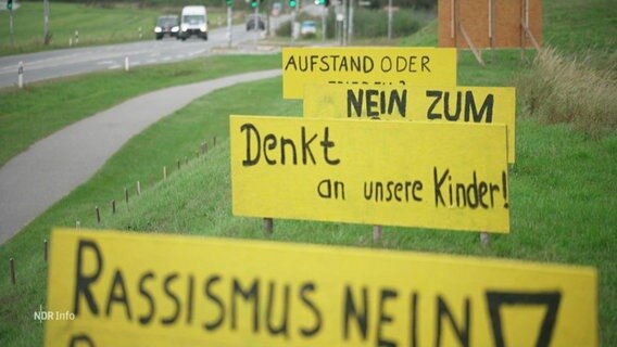 Protestplakate am Straßenrand © Screenshot 