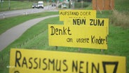 Protestplakate am Straßenrand © Screenshot 