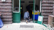 Ein gesprengter Geldautomat in einer Postbankfiliale. © Screenshot 