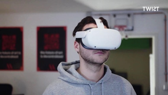 Ein Mann trägt eine VR-Brille. © Screenshot 
