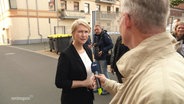 Manuela Schwesig  im Gespräch mit einem Reporter. © Screenshot 