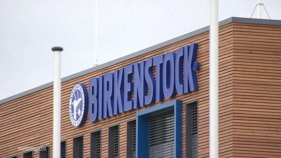 An einem Gebäude steht in blauer Schrift "Birkenstock" geschrieben. © Screenshot 