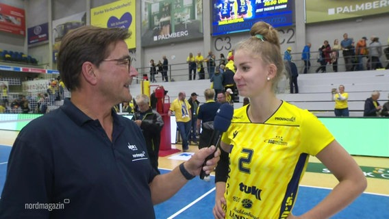 Clemens Paulsen interviewt Pia Kästner, Zuspielerin SSC Palmberg Schwerin. © Screenshot 