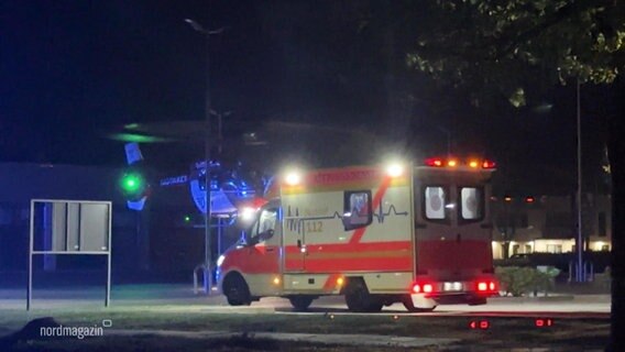 Ein Rettungshubschrauber steigt hinter einem Rettungswagena in die Luft. © Screenshot 