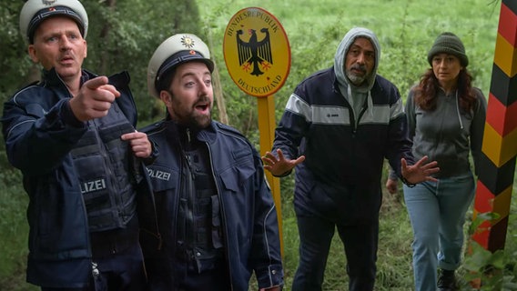 Zwei Grenzpolizisten halten Geflüchtete auf. (extra 3 vom 12.10.2023 im Ersten) © NDR 