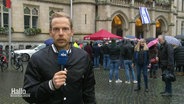 NDR Reporter Tino Nowitzki berichtet von Kundgebung in Braunschweig. © Screenshot 