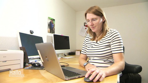 Frau arbeitet am Laptop. © Screenshot 