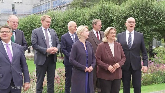 Politiker posieren für gemeinsames Foto bei Ministerpräsidenten-Konferenz. © Screenshot 