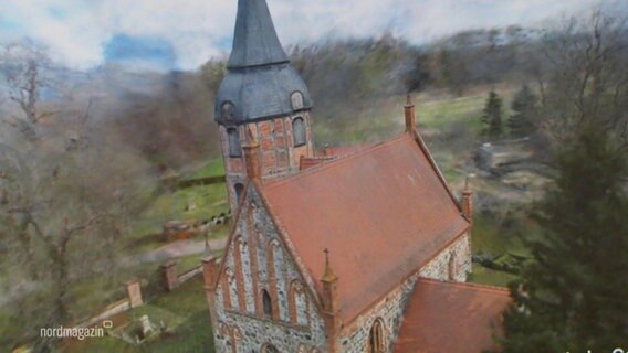 Ansicht eines Gutsgebäudes mit Turm von oben. © Screenshot 