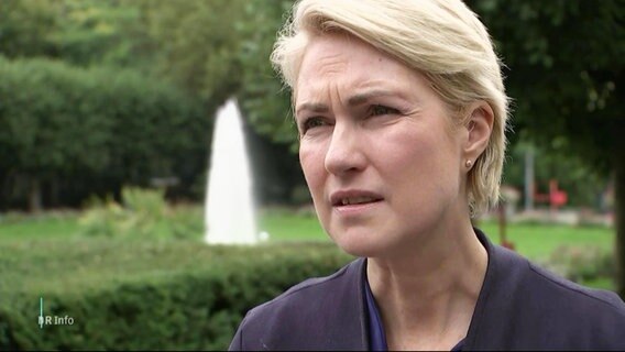 Manuela Schwesig spricht in die Kamera. © Screenshot 
