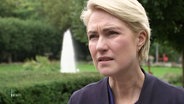 Manuela Schwesig spricht in die Kamera. © Screenshot 
