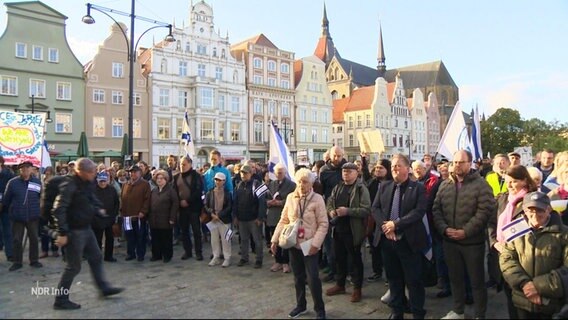 Eine Menschenversammlung auf einem Marktplatz. © Screenshot 
