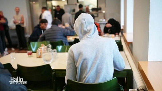 Geflüchtete Jugendliche beim gemeinsamen Essen. © Screenshot 