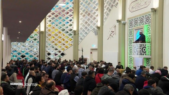 Menschen in einer Moschee. © Screenshot 