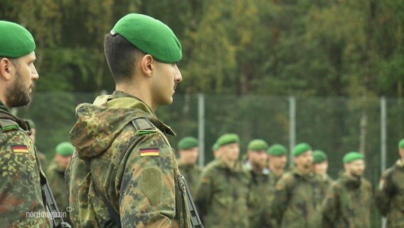 Soldat_innen stehen auf einem Feld. © Screenshot 