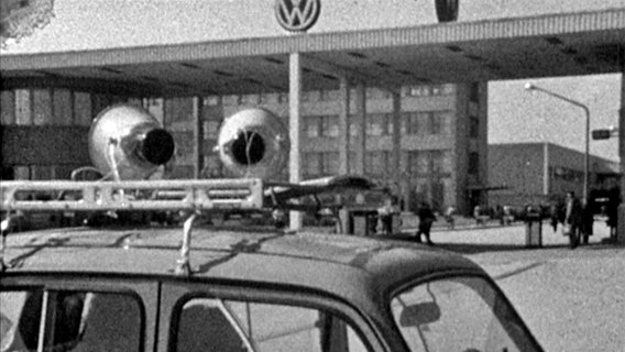 Historisches Foto von 1978: Autodach mit Megafonen vor dem VW-Werk in Emden. © Screenshot 