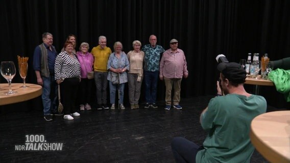 Michael Mittermeier posiert mit Menschen aus der Senioren-Initiative "Oll Inklusive" für ein Foto. © Screenshot 
