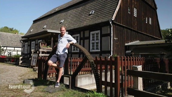 Thilo Tautz vor der Museumsmühle in Boitzenburg. © Screenshot 