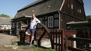 Thilo Tautz vor der Museumsmühle in Boitzenburg. © Screenshot 