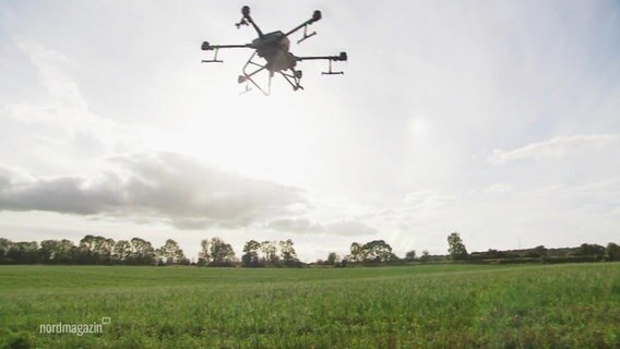 Eine Drohne fliegt über ein Feld © Screenshot 