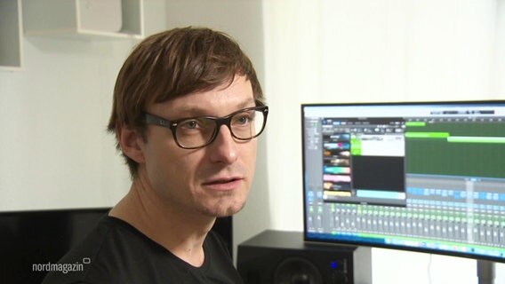 Der Filmmusik-Komponist Sascha Blank sitzt an einem Computer © Screenshot 
