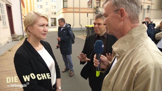 Mecklenburg-Vorpommerns Ministerpräsidentin Manuela Schweig wird interviewt © Screenshot 