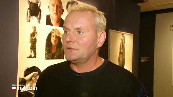Devid Striesow bei der Eröffnung der Fotoausstellung von Bryan Adams im Lübecker Günter-Grass-Haus. © Screenshot 