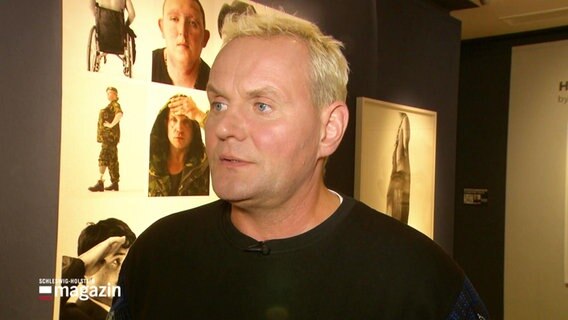 Devid Striesow bei der Eröffnung der Fotoausstellung von Bryan Adams im Lübecker Günter-Grass-Haus. © Screenshot 