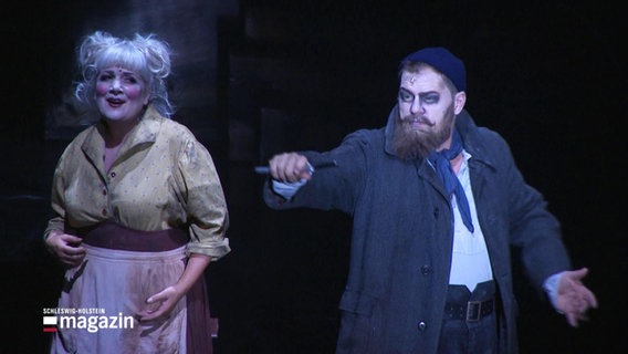Carin Filipčić und Patrick Stanke singen im Musical "Sweeney Todd" im Theater Lübeck. © Screenshot 